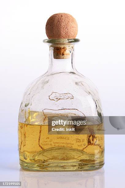 tequila bottle - tequila sterkedrank stockfoto's en -beelden