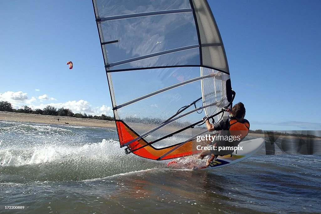 Windsurfer corte olas.