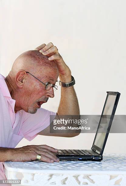 hombre loco una computadora portátil - angry bald screaming man fotografías e imágenes de stock