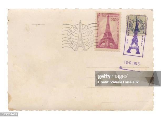 cartolina con torre eiffel francobolli - cartolina postale foto e immagini stock