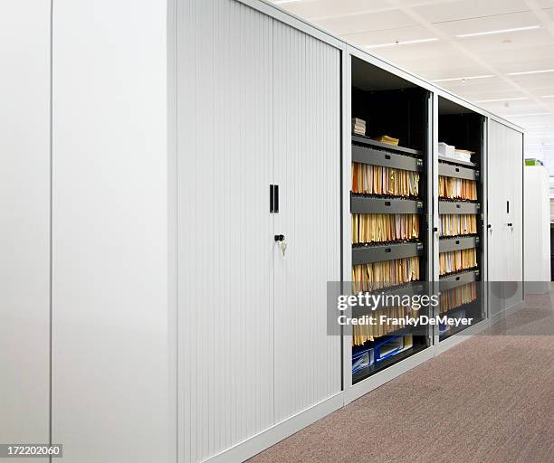 aktenschrank im büro - file cabinet stock-fotos und bilder