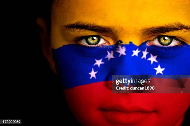 niño venezolano - bandera venezuela fotografías e imágenes de stock