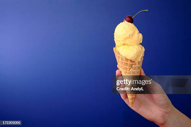 französisch vanille-eis mit kirsche auf blau - cherry on top stock-fotos und bilder