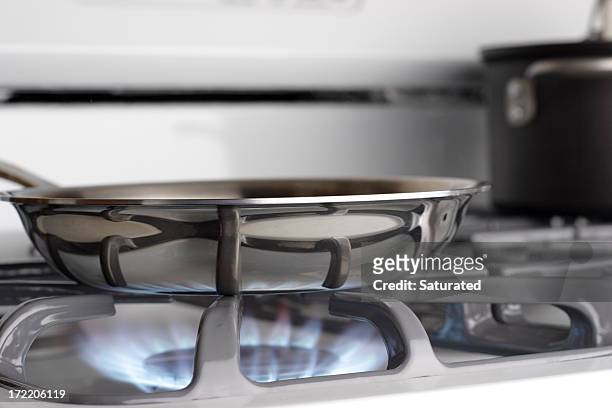 stieltopf küche über blau erdgas flame - blue gas flame stock-fotos und bilder