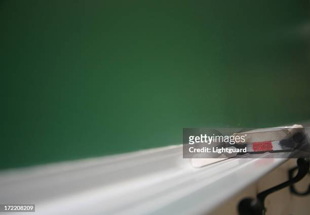 kreide und kreide radiergummi auf tafel sims - elementary school building stock-fotos und bilder
