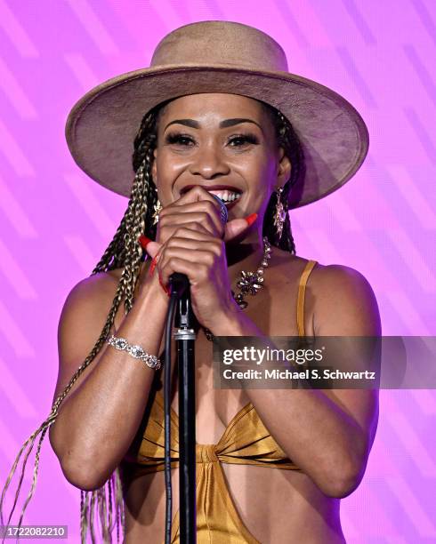 K Roz 44 Roz 06 Stock Photos, High-Res Pictures, and Images - Getty Images
