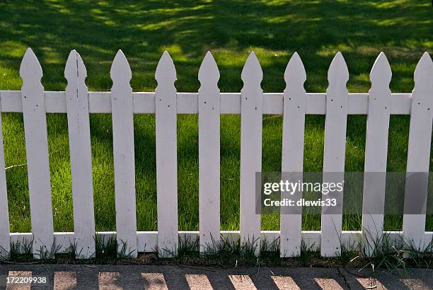 white picket fence - tuinhek stockfoto's en -beelden