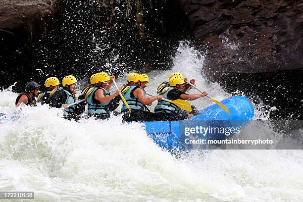 sommer-abenteuer - whitewater rafting stock-fotos und bilder