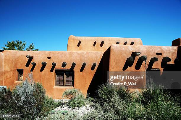 southwest architecture of a clay hut on a sunny day - albuquerque new mexico stockfoto's en -beelden