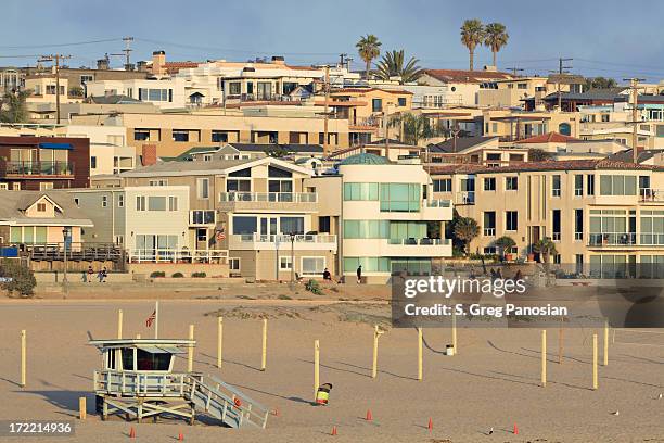 a view of a local community near the beach - manhattan beach stockfoto's en -beelden