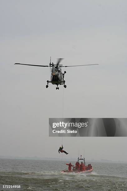 sar betrieb - military helicopter stock-fotos und bilder