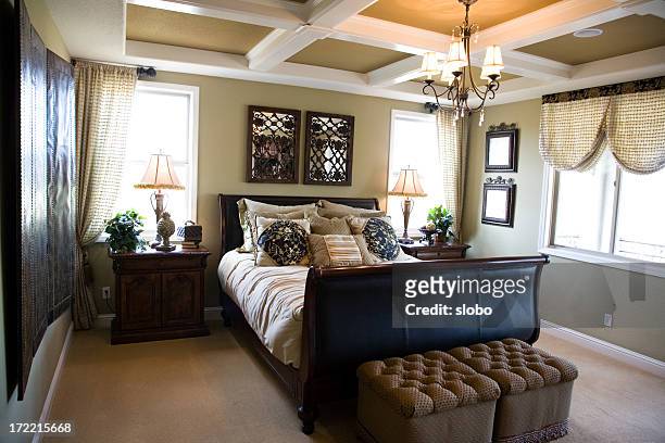 luxueuse et confortable chambre à coucher principale. - style classique photos et images de collection