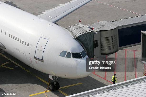 avión en la puerta - fuselage fotografías e imágenes de stock