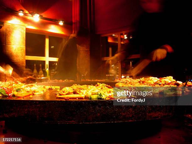 hot plate - mongolischer-abstammung stock-fotos und bilder