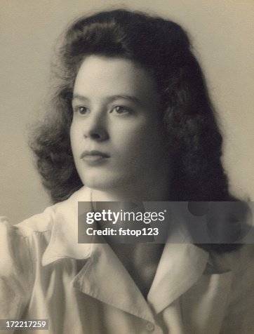 1940s portrait of a beautiful young woman