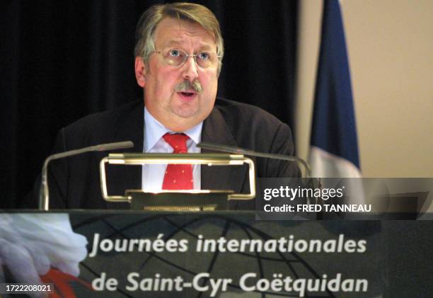 Le ministre de la Défense belge André Flahaut prononce un discours, le 25 novembre 2005, à Guer lors des Journées Internationales de l'école...