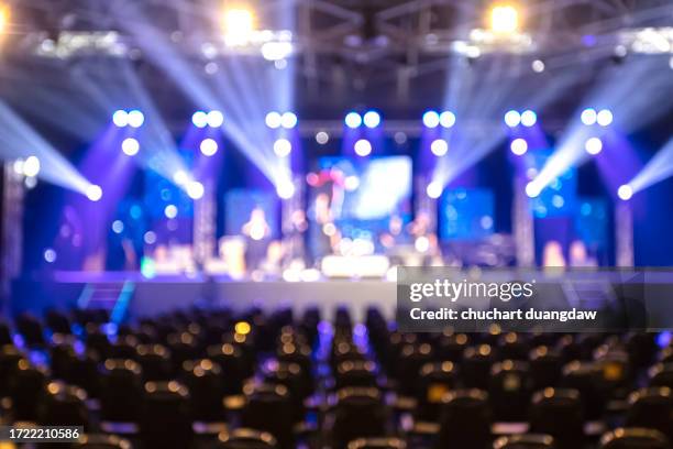 defocused illuminated lights at stage - concerto di musica pop foto e immagini stock