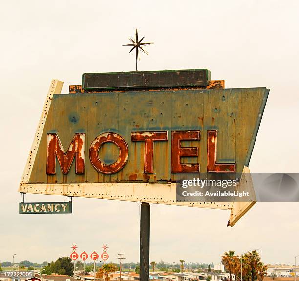retro style motel sign with arrow - verlaten slechte staat stockfoto's en -beelden