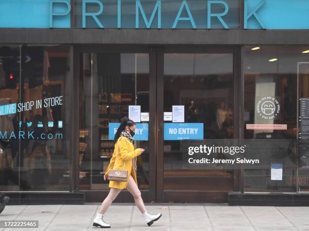 Primark Oxford Street Prepares To Open 24 Hours After Lockdown Ends.....Evening Standard Picture. 28-November-2020