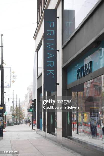 Primark Oxford Street Prepares To Open 24 Hours After Lockdown Ends.....Evening Standard Picture. 28-November-2020