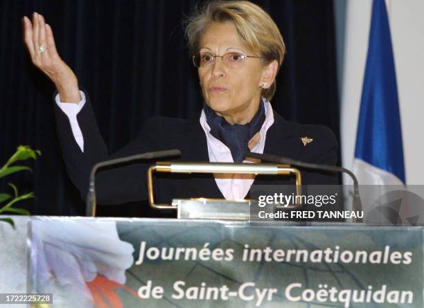 La ministre de la Défense Michèle Alliot-Marie prononce un discours, le 25 novembre 2005, à Guer lors des Journées Internationales de l'école...