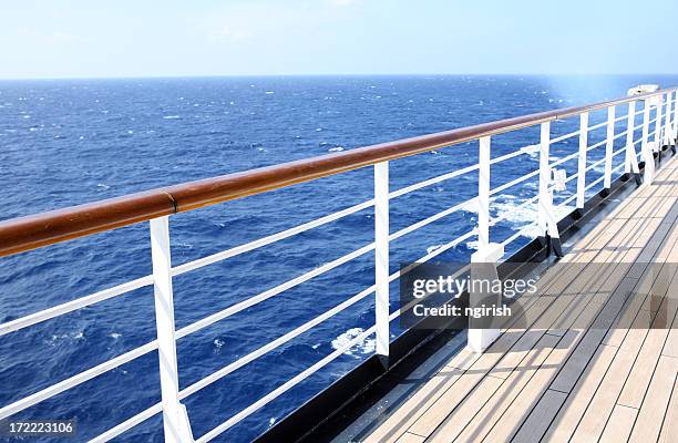 horizon view from empty cruise ship deck on a sunny day - railing stockfoto's en -beelden