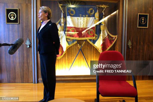 La ministre de la Défense Michèle Alliot-Marie répond aux questions des journalistes, le 25 novembre 2005, à Guer lors des Journées Internationales...