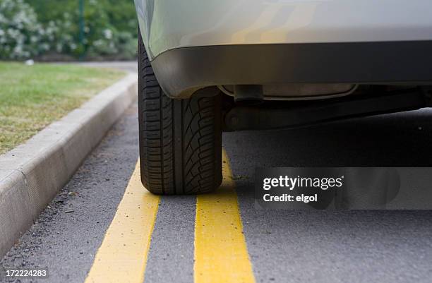 no parking - silver car - double yellow line stockfoto's en -beelden