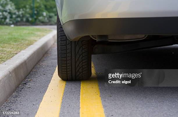 no parking - silver car - dubbla gula linjer bildbanksfoton och bilder