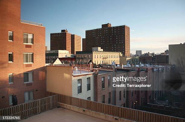 coucher de soleil à harlem - rooftop new york photos et images de collection