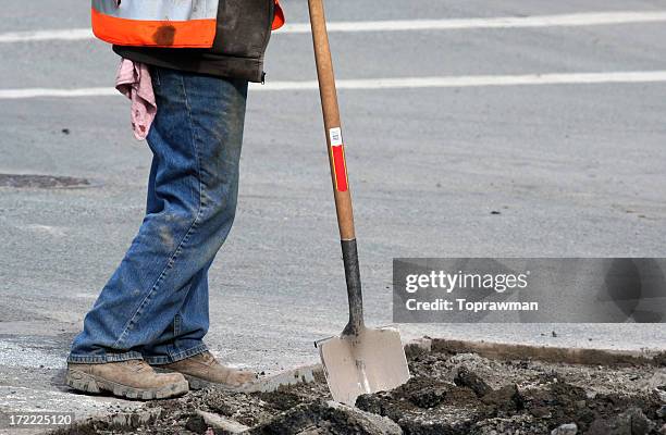 lehnend auf eine schaufel - spaten stock-fotos und bilder