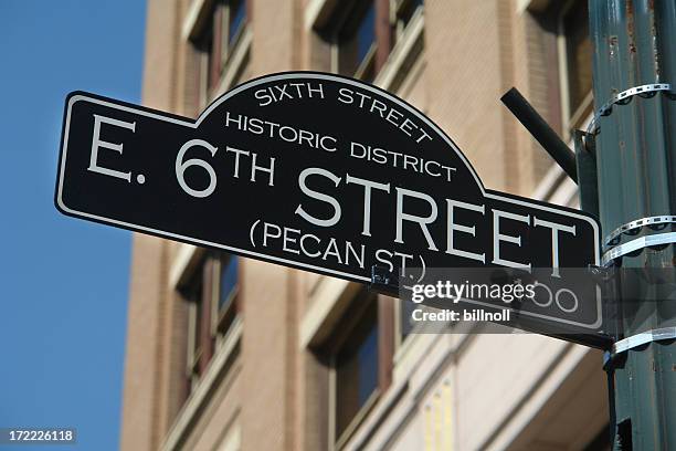 histórica de sixth street señal de la ciudad de austin, texas - austin texas fotografías e imágenes de stock