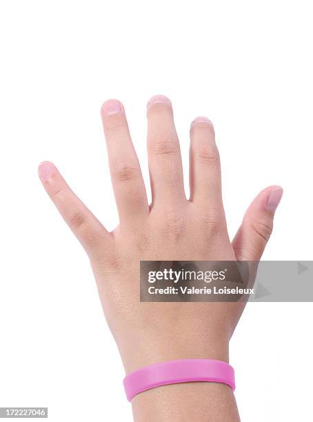 mão com cor-de-rosa pulseira - pulseira - fotografias e filmes do acervo