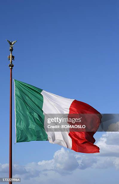 italian flag in rome - italiaanse vlag stockfoto's en -beelden