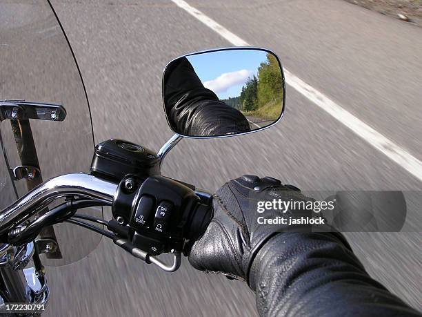 mão sobre o pedal de válvula de regulação, n.o 1 - moto imagens e fotografias de stock