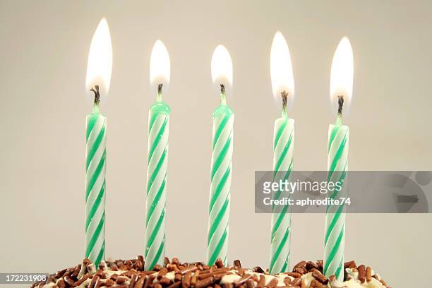 cinque anni - candeline di compleanno foto e immagini stock