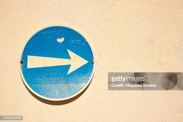 arrow sign on the wall - arrow sign stock pictures, royalty-free photos & images