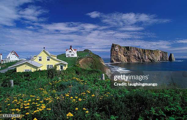 de gaspé perce rock quebec canada - quebec imagens e fotografias de stock