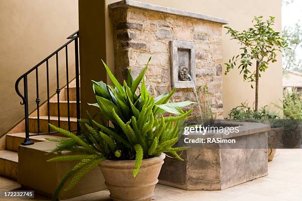 escalera y la fuente exterior del hotel - fountain courtyard fotografías e imágenes de stock