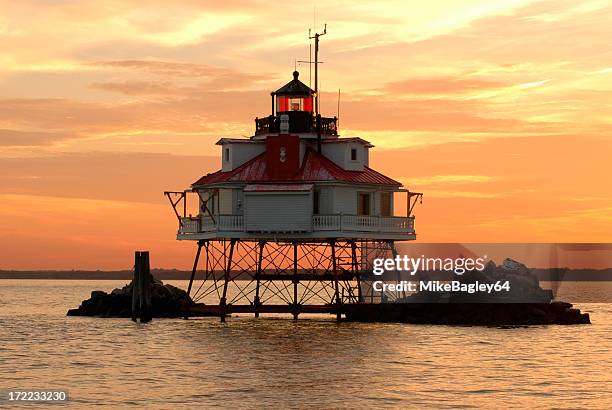 thomas point-leuchtturm bei sonnenuntergang - chesapeake bay stock-fotos und bilder