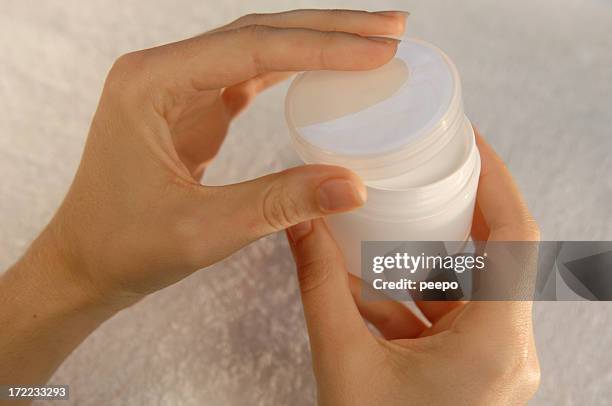 mãos segurando os produtos cosméticos - cosmetic jar imagens e fotografias de stock