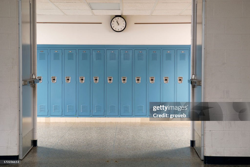 Vazio escola corredor e armários
