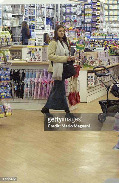 Actress Talisa Soto, the wife of actor Benjamin Bratt, shops in a store with her baby girl, Sophia Rosalinda Bratt, and her husband December 19, 2002...