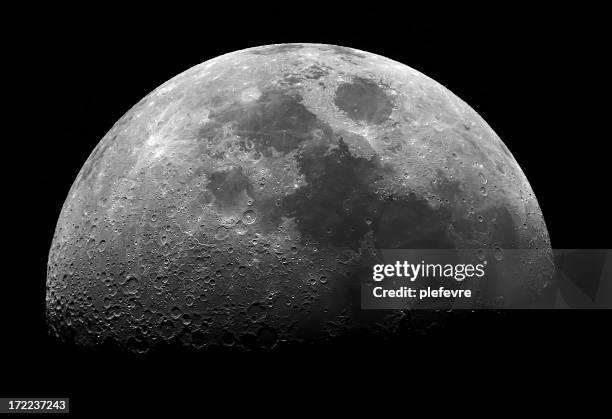 quarter moon - maan stockfoto's en -beelden