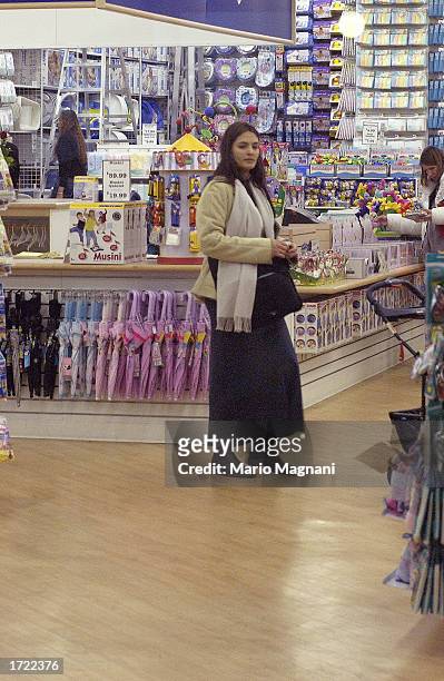 Actress Talisa Soto, the wife of actor Benjamin Bratt, shops in a store with her baby girl, Sophia Rosalinda Bratt, and her husband December 19, 2002...