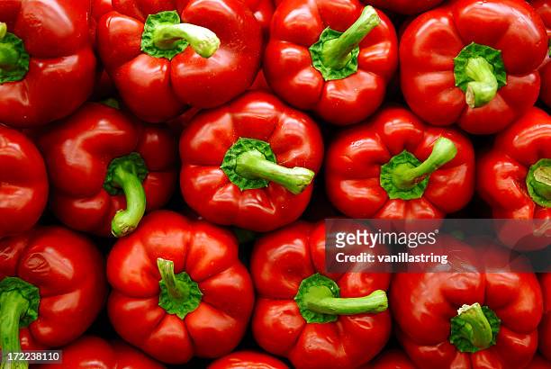 poivrons rouge - fresh vegetables photos et images de collection
