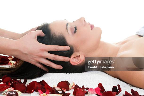 femme obtenir un massage de la tête dans le spa - white rose flower spa photos et images de collection