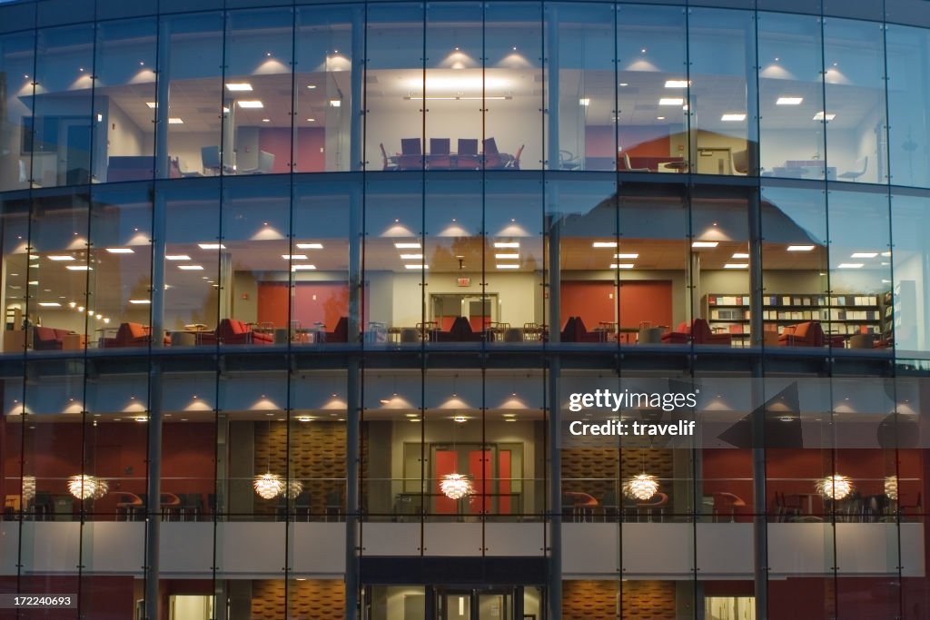 Bürogebäude in der Nacht, horizontal