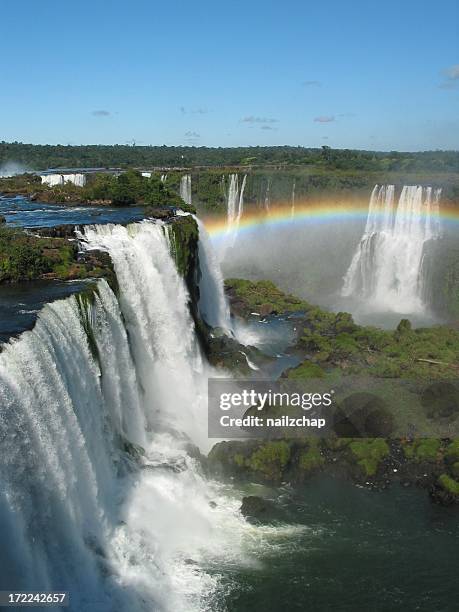 iguacu falls wasserfall mit regenbogen - iguacu nationalpark stock-fotos und bilder