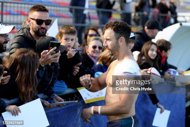 Nic White with fans during a Wallabies training session, at Stade Roger Baudras on October 07, 2023 in Saint-Etienne, France.